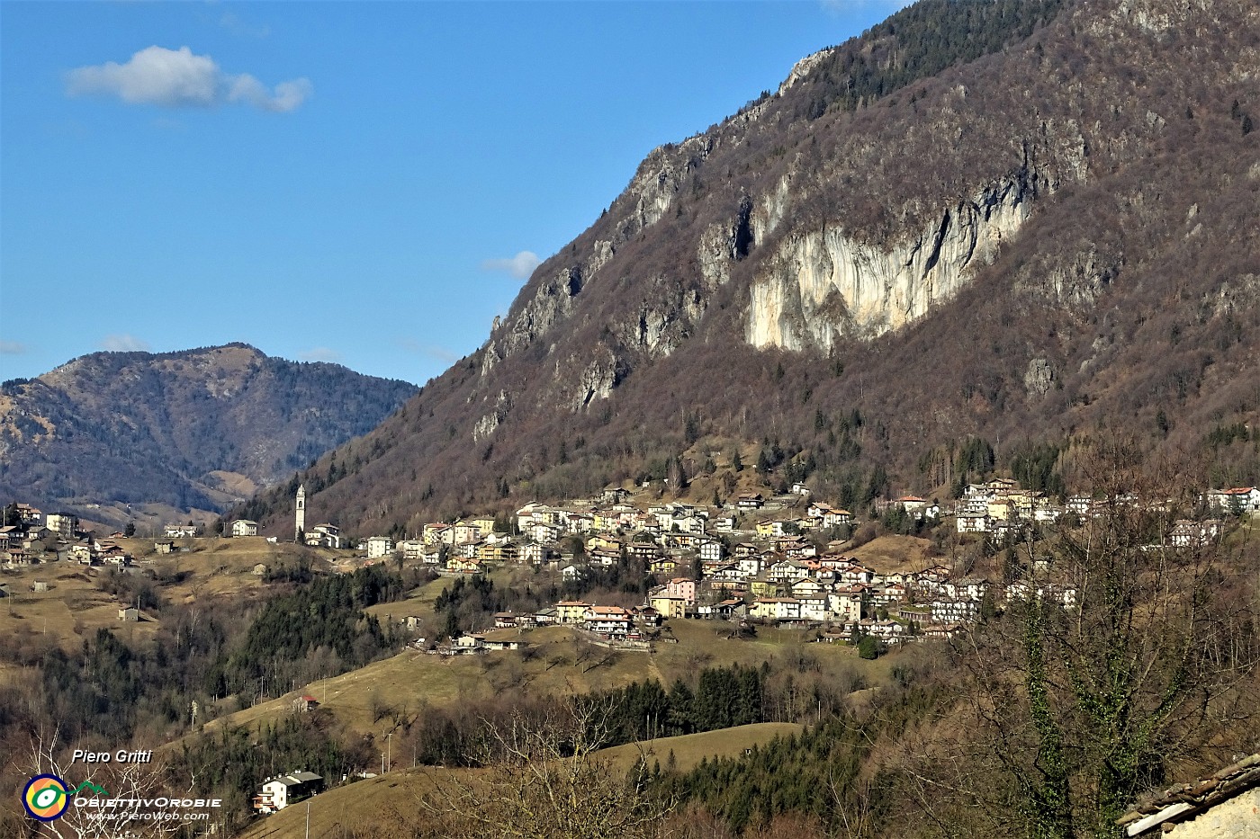 01 Sentiero partigiano di Cornalba,ad anello intorno ala Corna Bianca, ben  visibile nella foto .JPG -                                